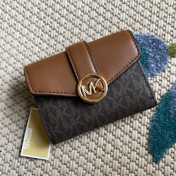 MICHAEL KORS CARMEN MEDIUM LOGO AND FAUX LEATHER WALLET BROWN - Picture 7 of 16